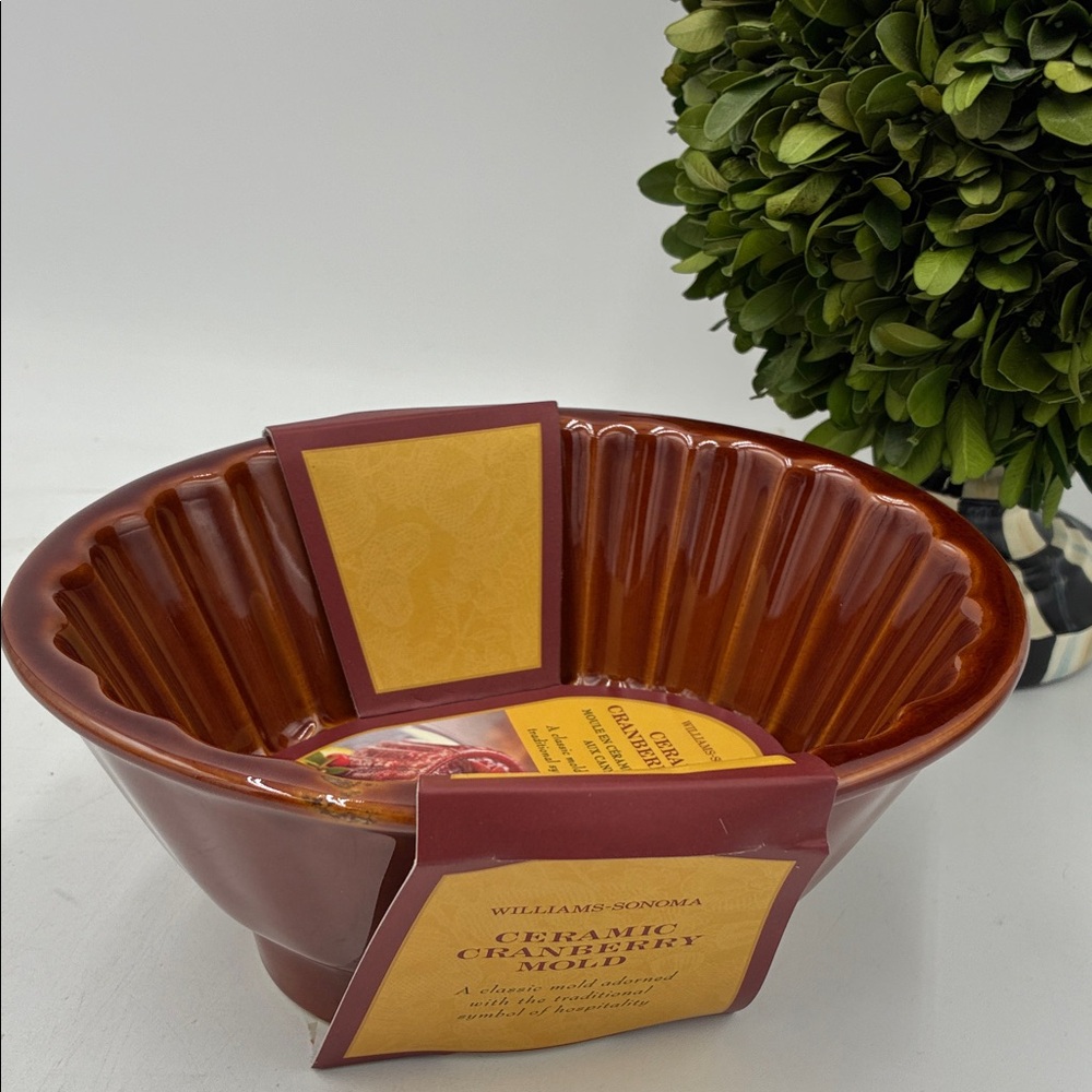 Williams Sonoma Ceramic Mold in Rich Brown